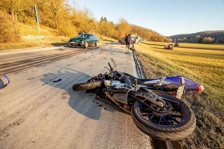 Der Fahrer dieses Motorrads ist in einer Kurve mit einem Auto zusammengestoßen.