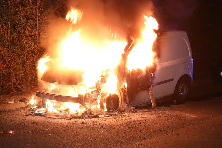 Der Renault stand nachts in Flammen.