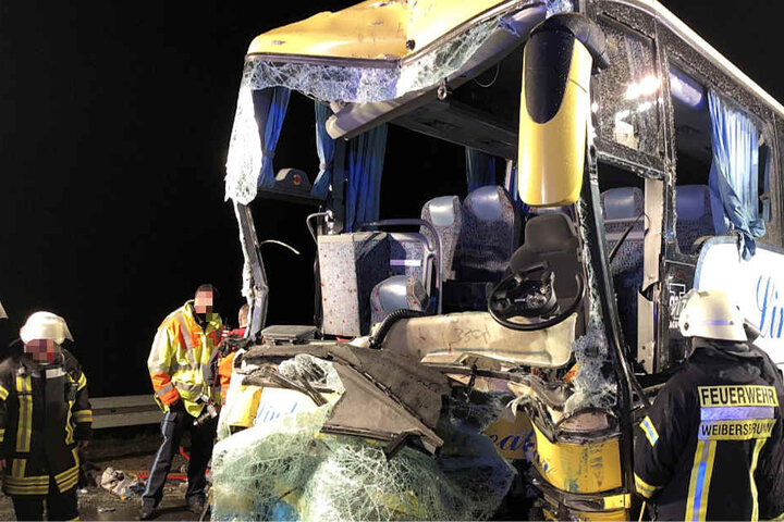 Der Fahrer des Busses und drei weitere Insassen wurden bei dem Crash schwer verletzt.