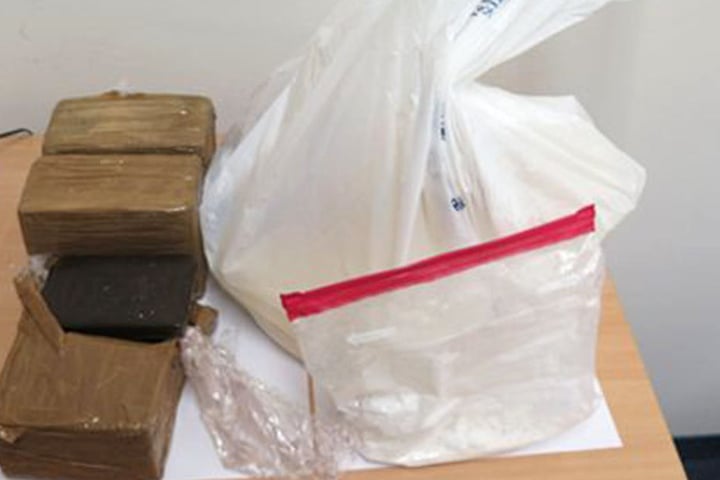Diverse Betäbungsmittel konnten in einer Wohnung sichergestellt werden.