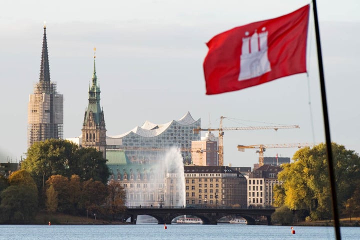 Eine Hamburg Flagge weht am 29.10.2016 an der Außenalster in Hamburg, im Hintergrund sind das Rathaus, die Elbphilharmonie und die Alsterfontäne zu sehen. Die wachsende Stadt Hamburg erfreut sich eines hohen Wohlstands und baut fleißig.