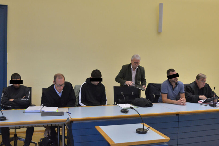 Mussten sich wegen tätlichen Angriffs auf Vollstreckungsbeamte verantworten: Noris D. (17, l.) und Isen S. (39, r.).