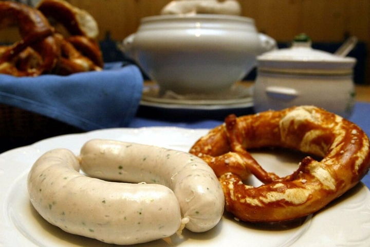 Wer die Weißwurst zum Platzen bringt, kann sich in der bayerischen Küchen nicht sehen lassen. (Symbolbild)