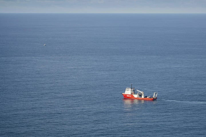 Das Spezialsuchschiff Geo Ocean III vor der Küste von Alderney im Ärmelkanal.