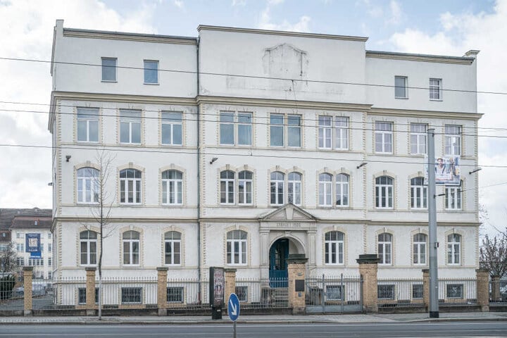 Ehemaliges Gebäude der Dresdner Zigarettenfabrik. In diesem befand sich eine Aussenstelle des Konzentrationslagers Flossenburg.