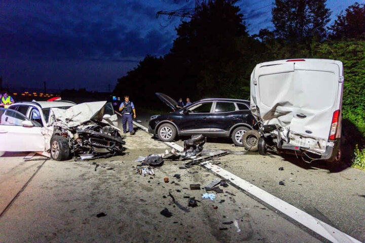 Beim Folgeunfall raste eine Frau in zwei auf geparkte Autos auf dem Standstreifen.
