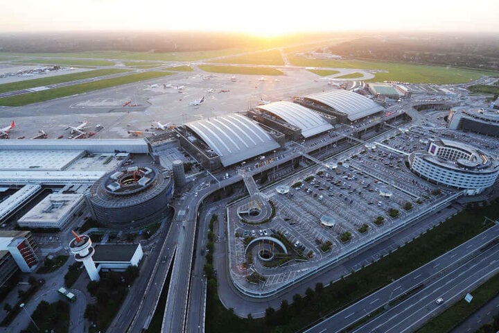 Die Sonne geht hinter dem Hamburger Flughafen unter. (Archivbild)