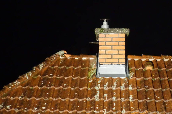 Mitten in der Nacht kletterte der junge Mann aufs Dach und stürzte in die Tiefe. (Symbolbild)
