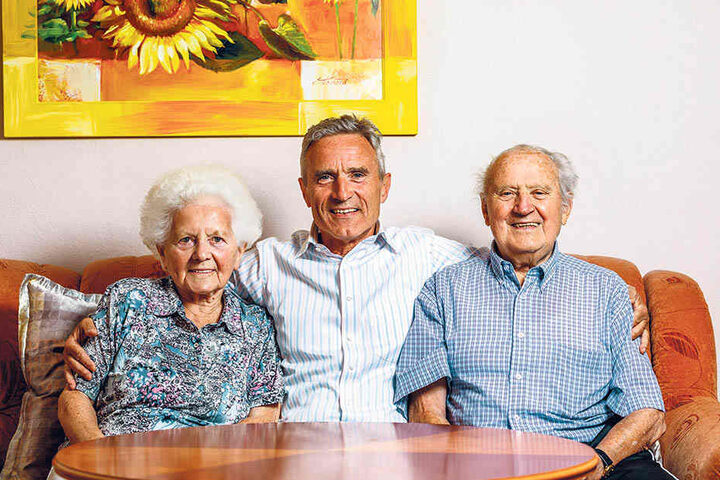 Die drei Müllers: Matthias mit seiner Mutter Ingeburg und seinem Vater Lothar - beide mit 88 Jahren noch gut in Form.