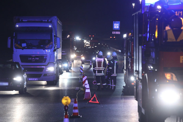 Dutzende Kameraden der Feuerwehr riegelten die Unfallstelle ab.