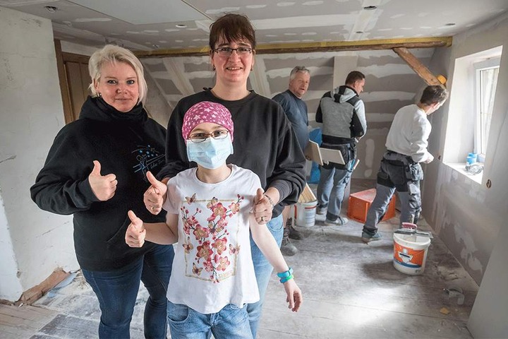 Vereins-Chefin Daniela Lieberwirth (43) half mit ihrem Team u.a. zuletzt der kleinen Lena (8) und ihrer Mama Romy (42). Lenas Zimmer wurde vom Verein renoviert.