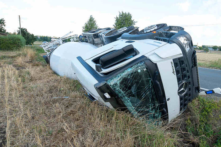Das Fahrerhaus des Brummis wurde bei dem Unfall eingedrückt.
