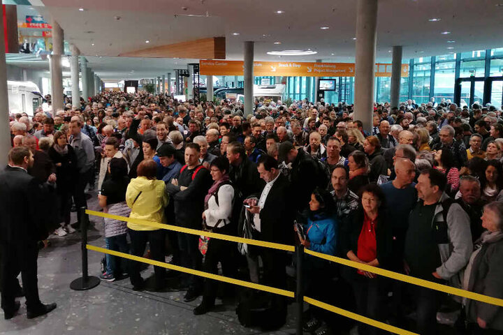 Besucher, wohin das Auge blickt, kurz vor der Eröffnung der CMT in Stuttgart um 10 Uhr.