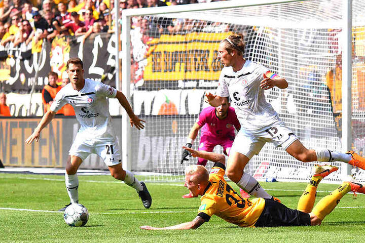 Über diese Szene wurde heftig diskutiert: Luka Stor fiel im Zweikampf mit Paulis Daniel Buballa, er wurde gehalten und am Fuß berührt. Schiedsrichter Benjamin Cortus sah sich die Szene nicht einmal an.