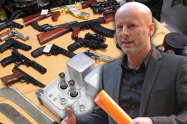 Chefermittler Jürgen Leistner (50) fand in der Lagerhalle etliche Waffen,
darunter diese goldene Kalaschnikow, geklaut von einem Privatmann.