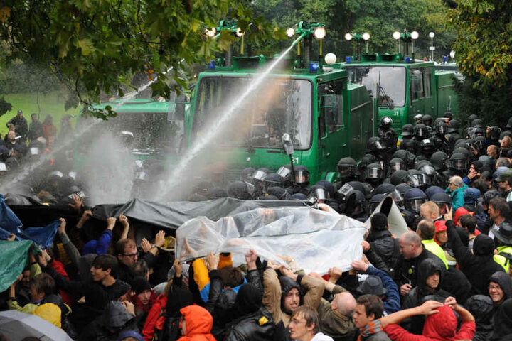 Proteste (wie hier im Jahr 2010) begleiten das Großbauprojekt seit Jahren.
