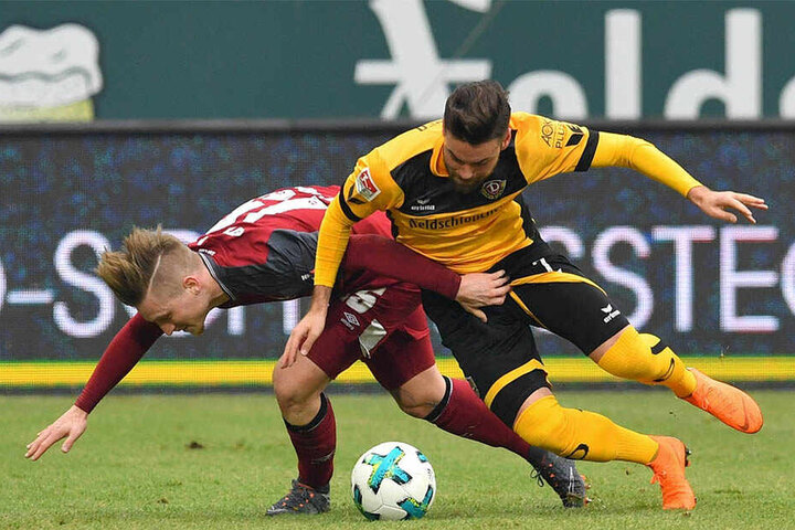 Marvin Stefaniak (noch im Trikot des Clubs) im Zweikampf mit Niklas Kreuzer.