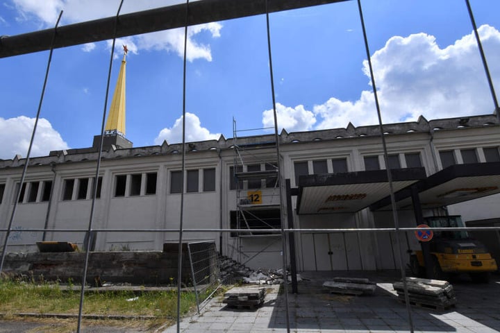 Die Bauarbeiten am sowjetischen Pavillon laufen bereits seit 2016.