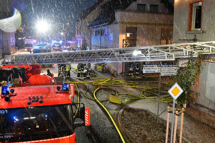 Die Feuerwehr hatte bei ihrem Einsatz auch mit starkem Schneefall zu kämpfen.