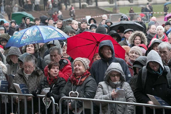 Im Zwinger wurde gegen die Veranstaltung auf dem Theaterplatz angesungen.