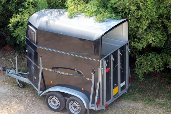 Das Kokain soll jeweils in einem Geheimfach in einem Pferdetransporter versteckt worden sein.