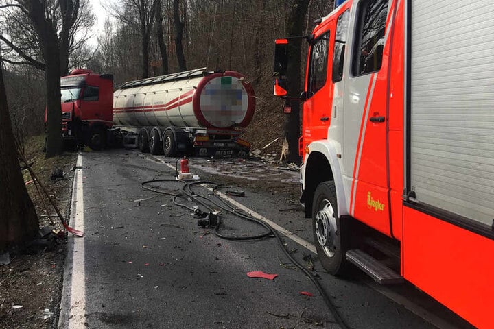 Der Lkw krachte gegen mehrere Bäume und dann in den entgegenkommenden Audi.