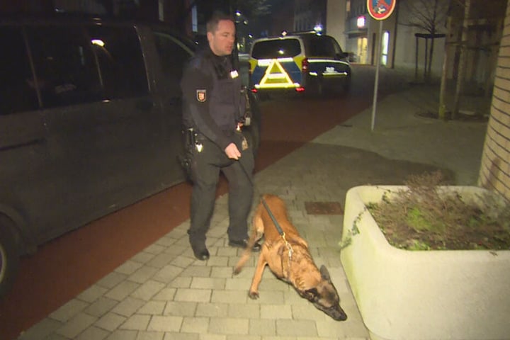 Die Polizei suchte die Umgebung mit einem Sprengstoff-Spürhund ab.