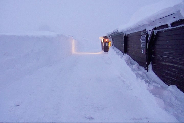 Meterhoch liegt noch immer der Schnee auf dem Brocken im Harz. Nach drei Tagen konnte die Strecke der Harzer Schmalspurbahn endlich geräumt werden.
