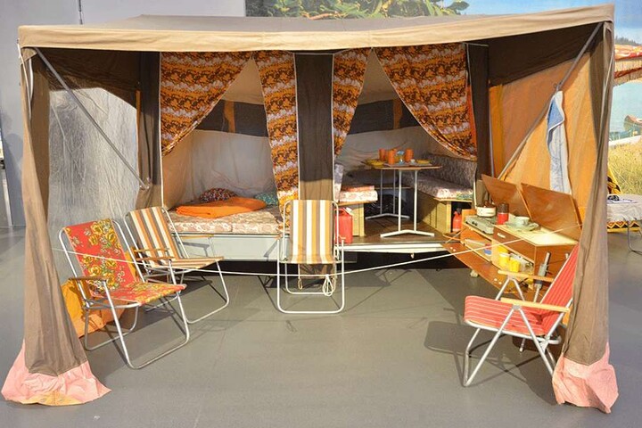 Heiß begehrt im Osten und auch im Exportkatalog zu finden: Der Camptourist-Campingwagen, eine Kombination aus Wohnwagen und Zelt. Die Sonderschau zeigt den CT 6-2 von 1981.