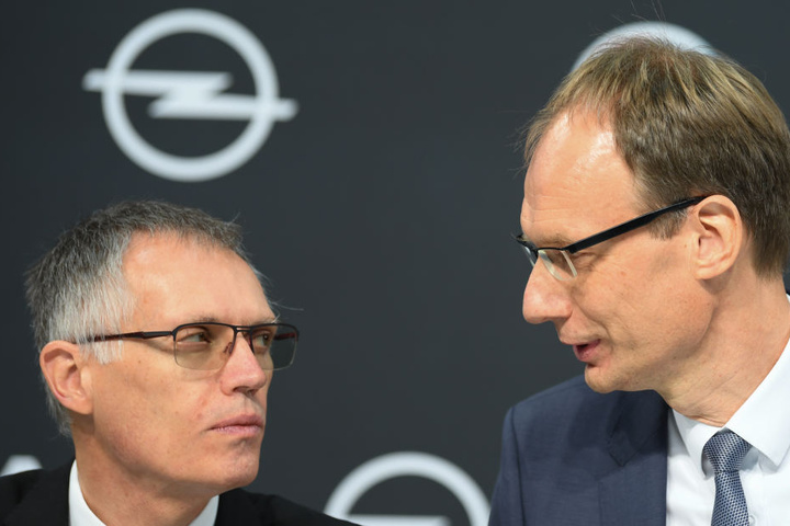 Opel-Chef Michael Lohscheller (r.) und PSA-Konzernchef Carlos Tavares unterhielten sich zur Konferenz am Donnerstag auch über die Zukunft des Thüringer Standorts.