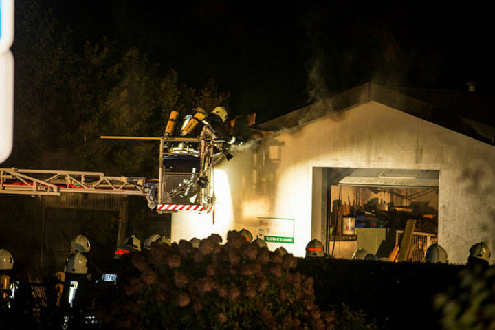 Das Feuer in Berthelsdorf griff auf eine Lagerhalle über.