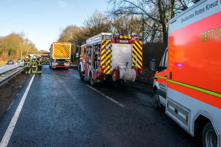 Zahlreiche Feuerwehrleute sind auf der A1 im Einsatz.
