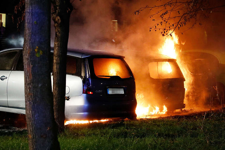 Drei Autos im Beimlergebiet standen lichterloh in Flammen.