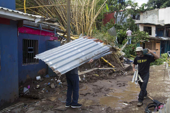 Aufräumarbeiten nach Durchzug des tropischen Sturms "Nate" nahe San Jose (Costa Rica).
