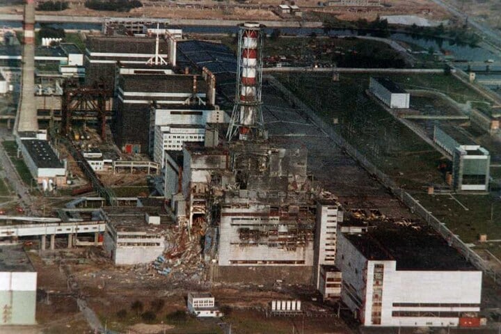 Blick auf den zerstörten Reaktor des Atomkraftwerkes Tschernobyl in der Ukraine im Mai 1986.