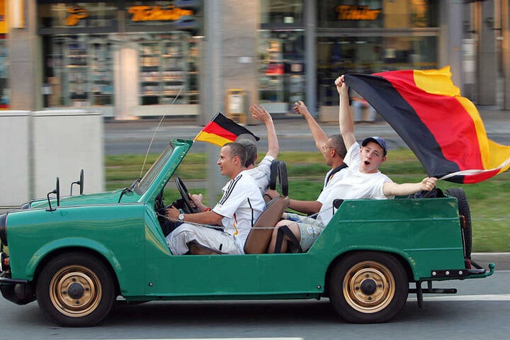 DDR-Symbol als WM-Mobil: Nach der Wende erblühte die Liebe zum Trabi neu - hier feiern junge Chemnitzer auf der Bahnhofstraße im Cabrio die Siege der gesamtdeutschen Fußball-Nationalmannschaft bei der WM 2006.