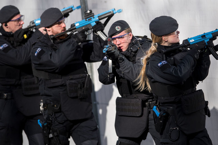 Die Polizisten hatten sogenannte "Blauwaffen" ohne scharfe Munition.