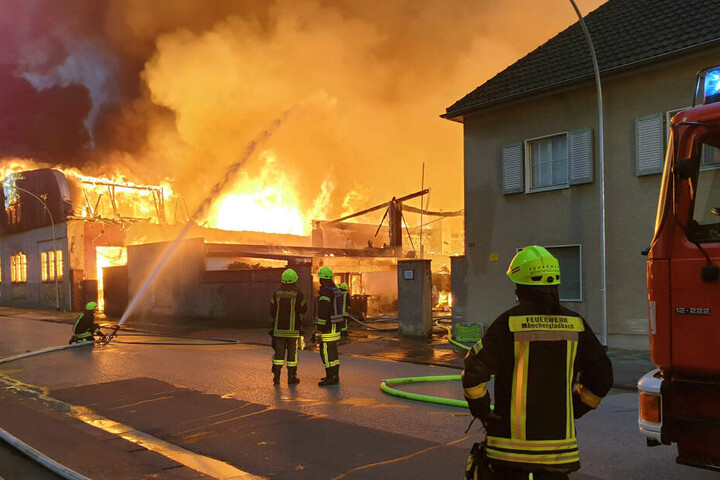 Die Feuerwehr kämpft mit etwa 100 Einsatzkräften gegen die Flammen.