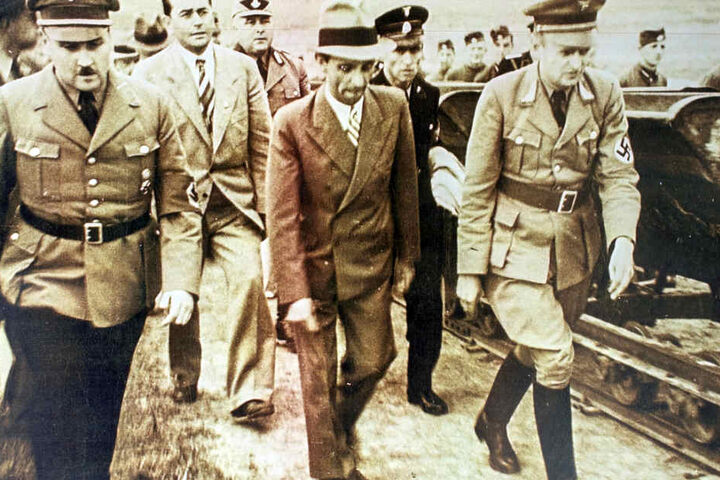Die Reproduktion zeigt Hitlers Architekt Albert Speer (2.v.l) und den Reichspropagandaleiter Joseph Goebbels (Mitte) im Jahr 1935 während der Bauphase des Bückeberg bei Hameln, wo die Nazis von 1933 bis 1937 das "Reichserntedankfest" feierten.