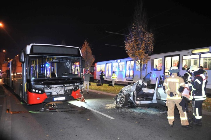 Der Bus wurde an der Front ebenfalls stark beschädigt.