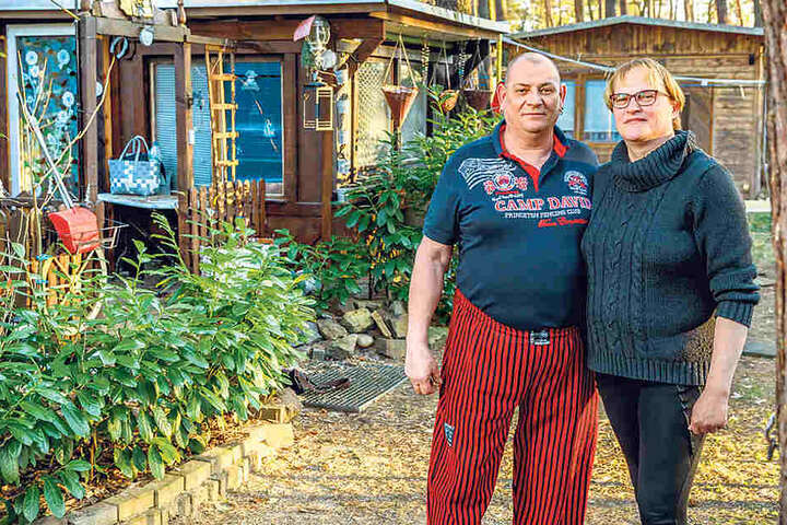 Parzelle Nr. 139 ist wie eine kleine Festung - trotzig gespickt mit einer Piratenflagge.
Kerstin Schubert (49) und Udo Moch (55) sind seit 2007 hier.