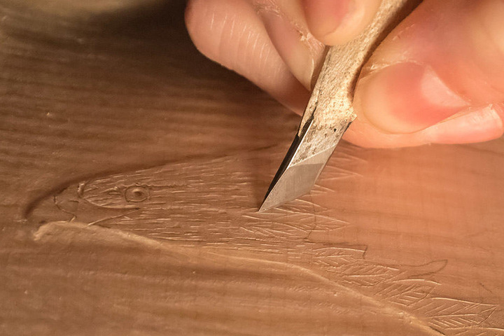 In Handarbeit entstehen besondere Motive auf den Geigen.