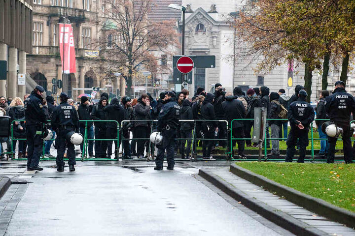 Mit Sperrungen wurden die Demonstranten voneinander getrennt.