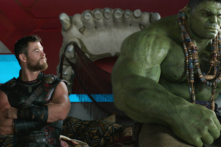 Chris Hemsworth (l) als Thor und Hulk in einer Szene des Filmes «Thor: Tag der Entscheidung». (