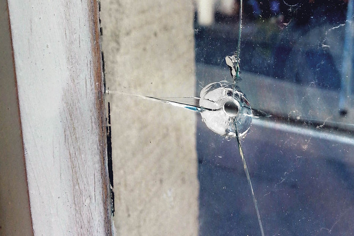 Das Einschussloch am Fenster ist deutlich.