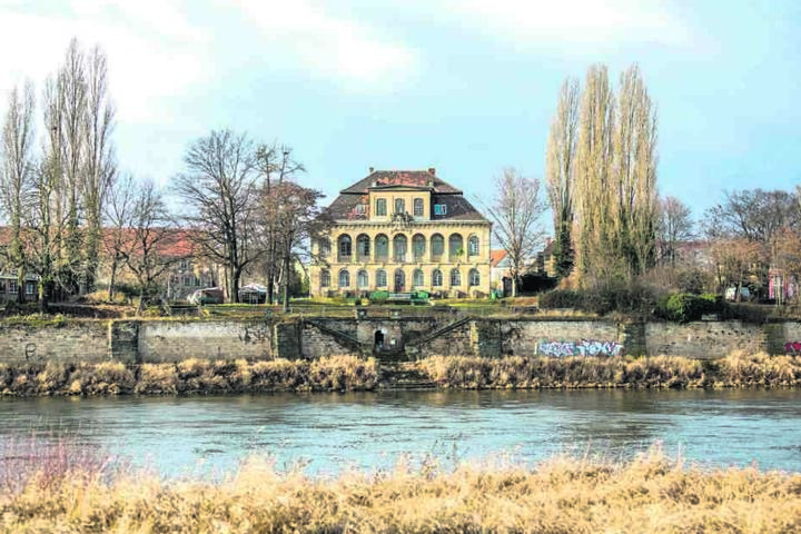 Nach jahrelangem Dornröschenschlaf verwandelt sich das Schlossanwesen von Barockbaumeister Eosander von Göthe in eine Theaterkulisse.
