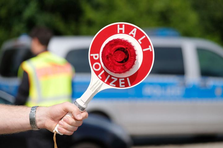Die Polizei stoppte das Fahrzeug mit dem Brautpaar.