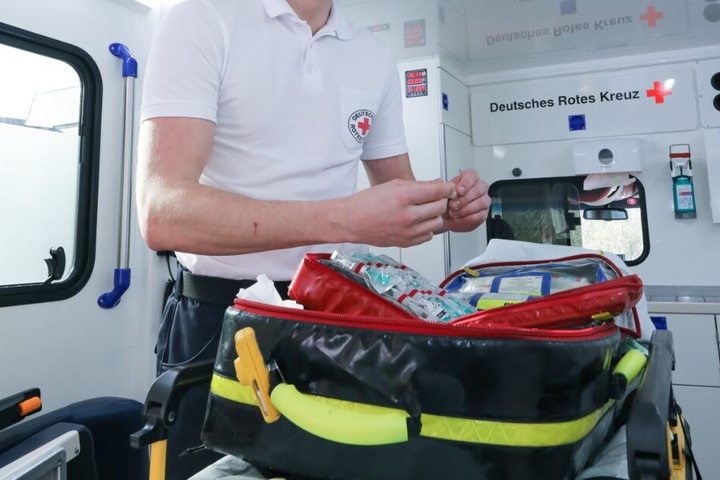 Mit einem Rettungswagen wurde der Verletzte in ein Krankenhaus gefahren. (Symbolbild)