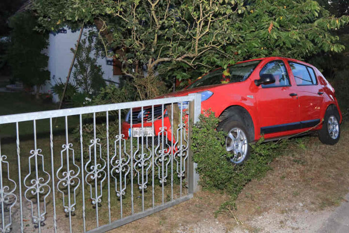 Das Hoftor verhinderte wohl einen heftigeren Unfall.