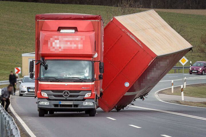 Durch eine Windböe wurde der Anhänger wieder aufgerichtet.